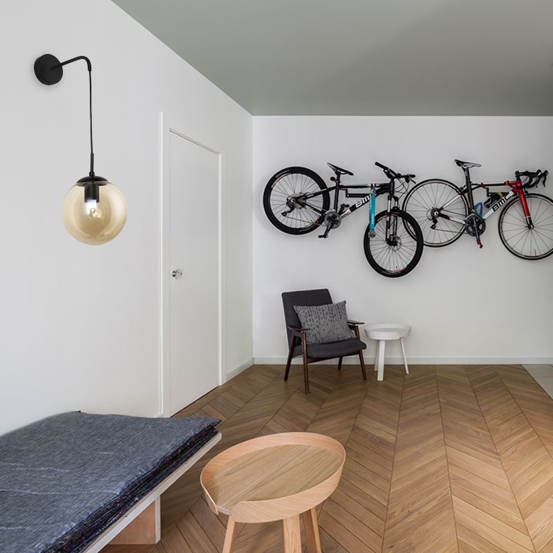 1 luminaire de luminaire d'écran de globe léger industriel lampe murale en verre ambre industriel en noir / laiton pour le salon