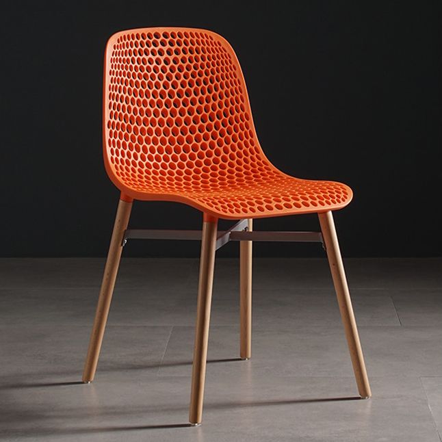 Chaise de salle à manger en plastique de style scandinave, sans accoudoirs, à dossier solide, avec pieds en bois