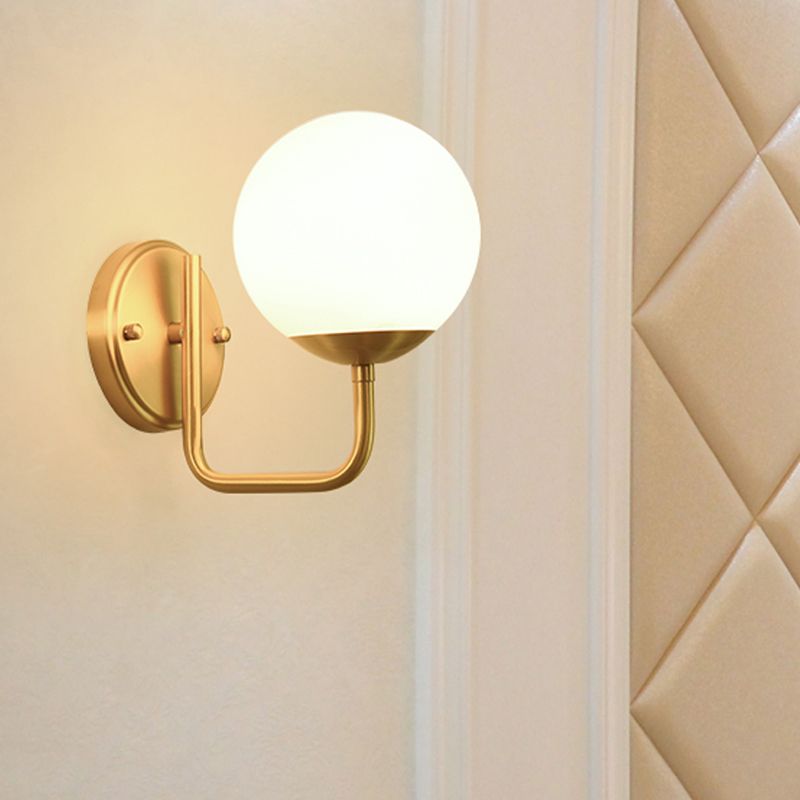 Enkele hoofdgang Wandverlichting Eenvoudige Gold Wall Light Sconce met wereldwijde witte glazen schaduw