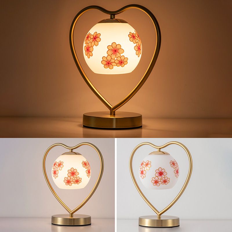 Simple amorevole tavolo a forma di cuore Light Metal 1-Bulb Lampada da lettura da comodino con cupola in vetro
