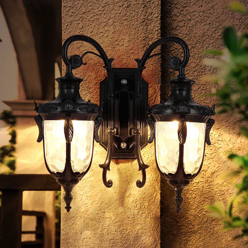 IJzeren zwart/bronzen wandgemonteerd licht gescrolde arm 2 lichten boerderijstijl SCONCE LAMP met heldere kuiltjes glazen schaduw