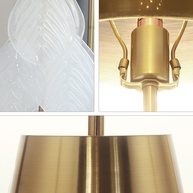 Lámpara de mesa nocturna de dormitorio de batería Luz de mesa de estilo de metal en oro