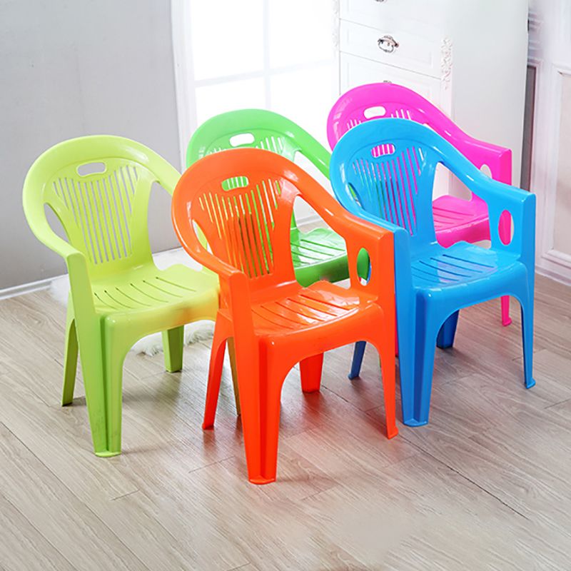 Respaldo apilable contemporáneo del listón que cena el plástico de las sillas del brazo que cena la silla lateral para el uso en el hogar