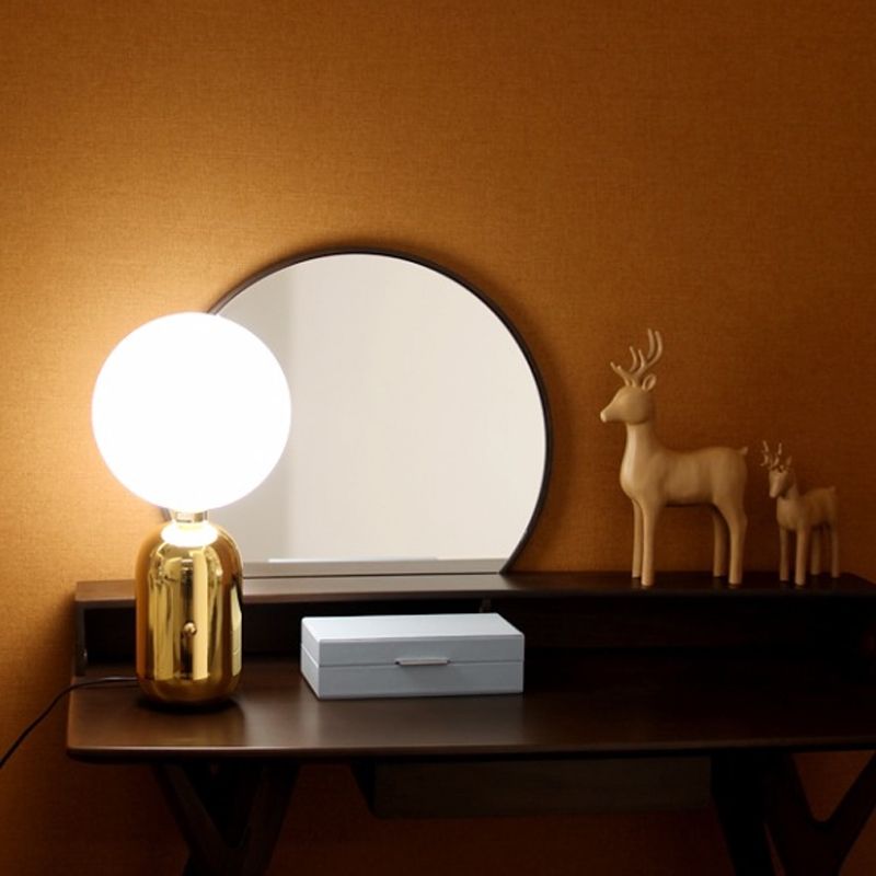 Iluminación de tareas esféricas Vidrio lechoso Modernista 1 Lámpara de escritorio pequeño de oro, 7 "/9.5" de ancho