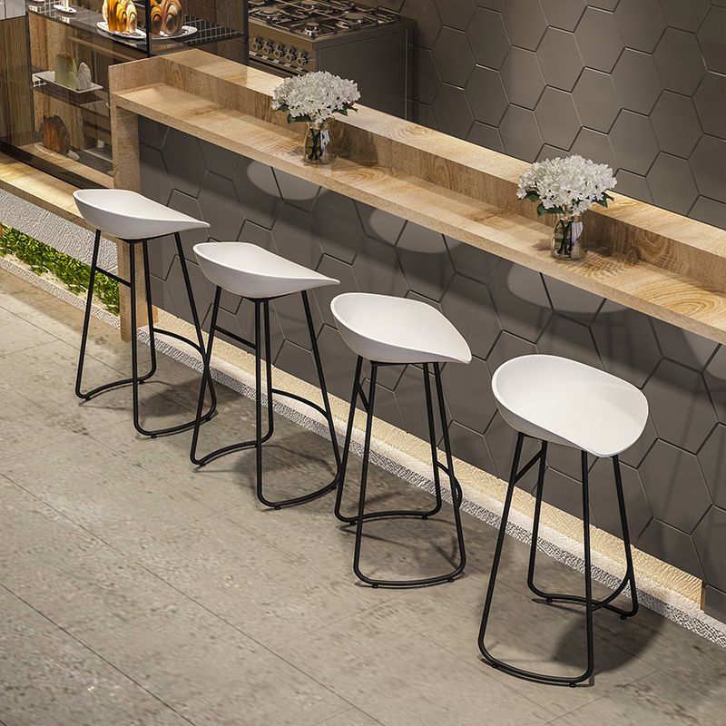 Simple Iron Low Back Barstool Nordic Indoor Tall Stool with Bucket Seat