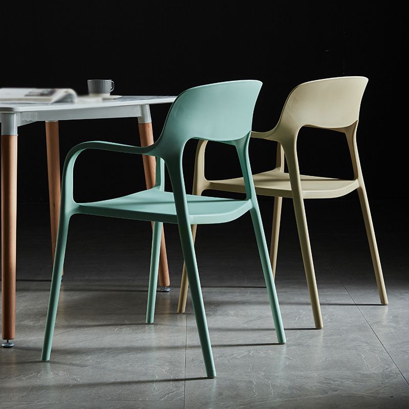 Sillón de estilo moderno con respaldo abierto y patas de plástico para cocina