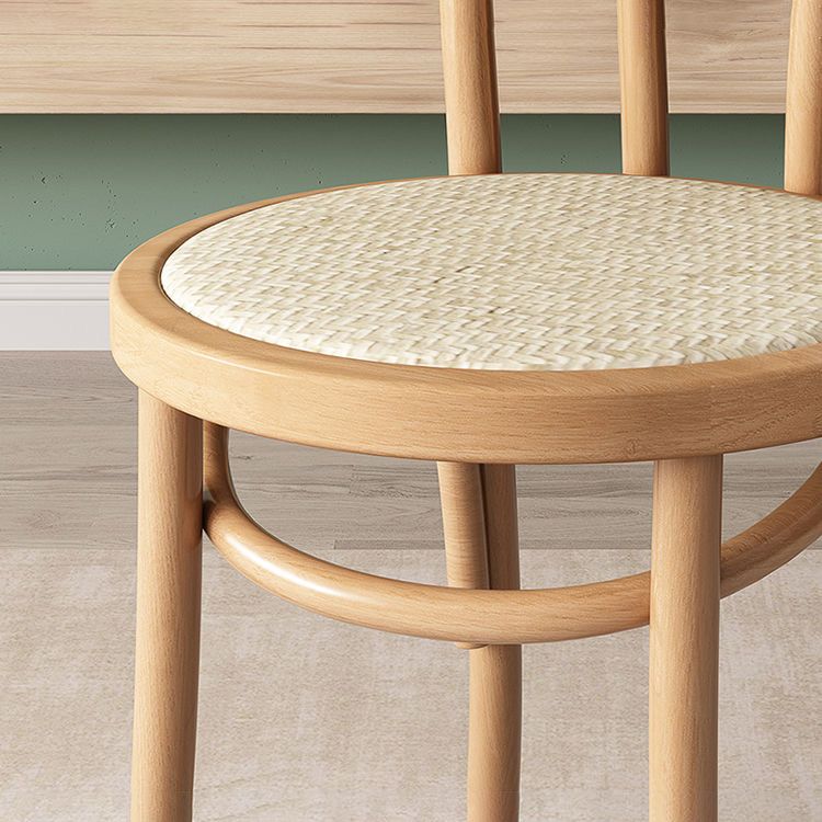 Le bois de hêtre de style contemporain préside la cuisine arrière de Windsor dinant la chaise