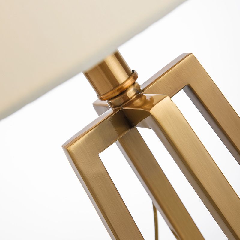 Stoffentrommeltafel Licht traditionele 1 lichte slaapkamer taakverlichting in wit met geometrische basis