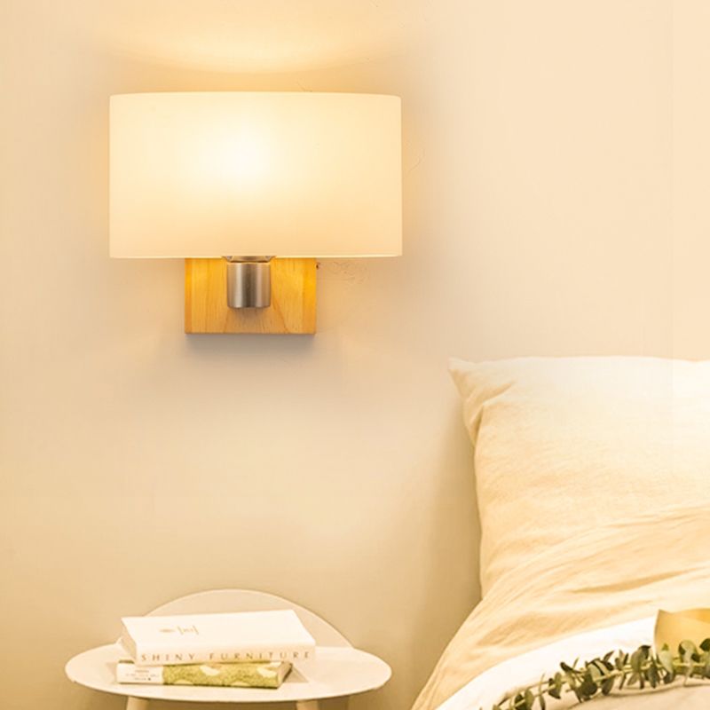 Wit glas ovale wandverlichting modernistische 1 kop sconce lamp met rechthoekige houten achterplaat
