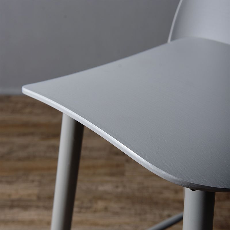 Taburete de asiento de pp de estilo industrial con patas de hierro para barra de cocina