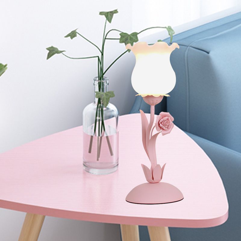 Pastoral Rosenknospetisch Licht 1 Kopf Opal Mattglas Nachttisch Lampe mit rosa/blau/grüner Rebe