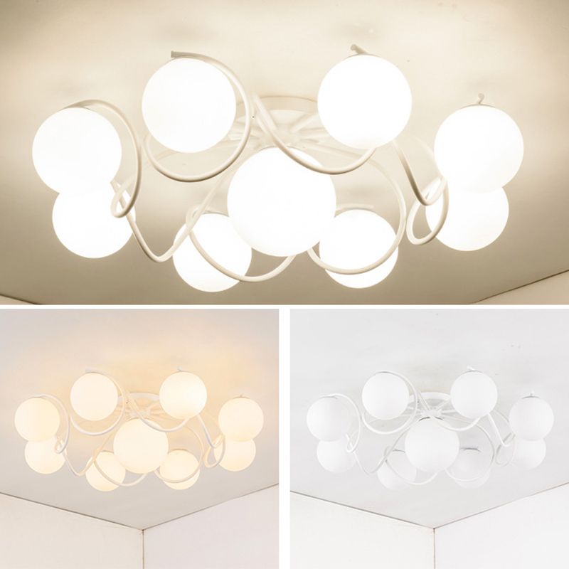 Weißer Glasball -Cluster Deckenleichter zeitgenössischer Einfachheitstil Semi Flush Mount Lampe mit Eisen kreativer Lampe Pfosten