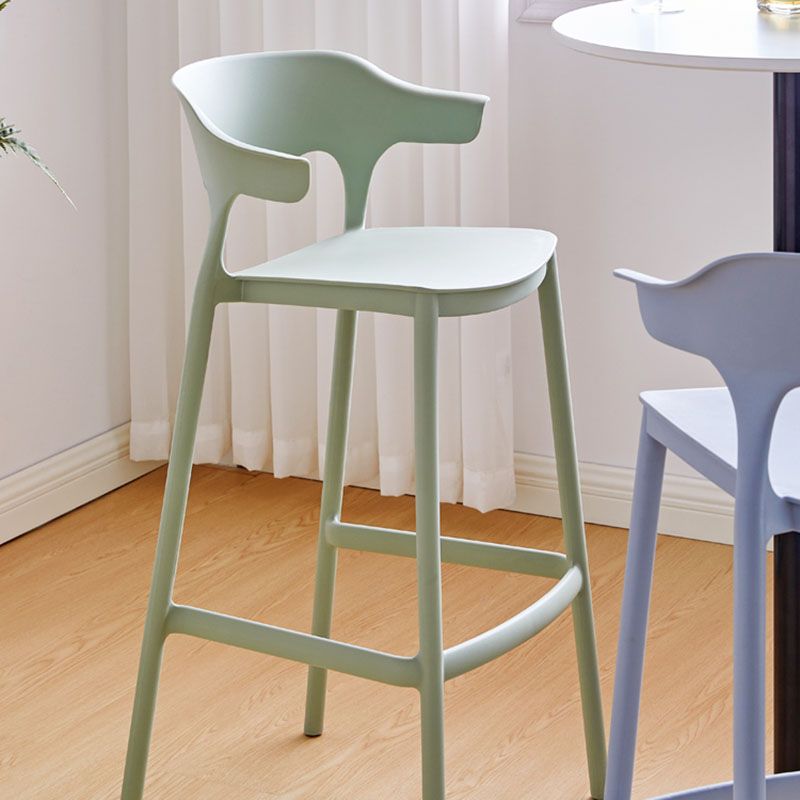 Tabouret de bar nordique à dossier bas en plastique, haut empilable d'intérieur avec siège en selle