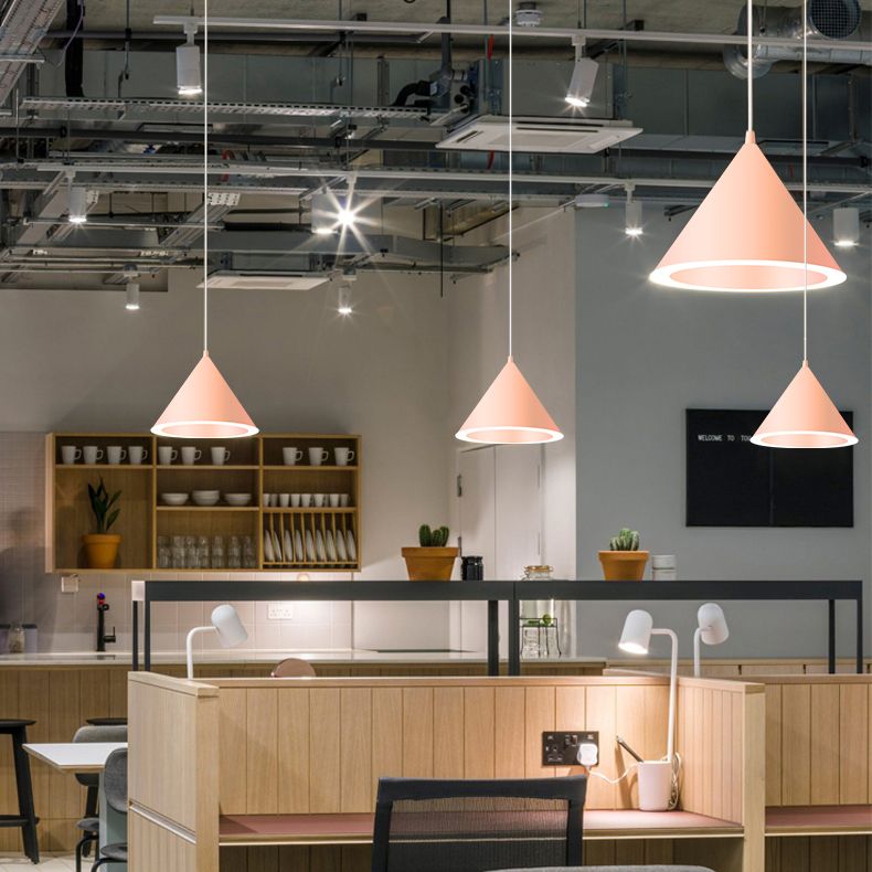 Pendard à LED en forme de cône métallique