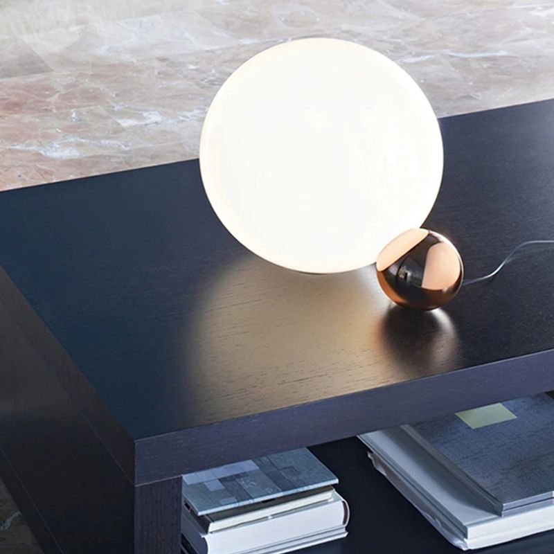 Orb-Nachttisch-Beleuchtung handgeschossiger weißes Glas Ein-Bulb-minimalistischer Nachttischlampe in warmem/weißem Licht