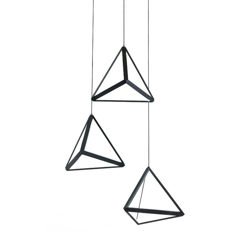 3 têtes Restaurant un pendentif léger à LED noir simple Lampe plafond suspendue avec ombre en métal triangle