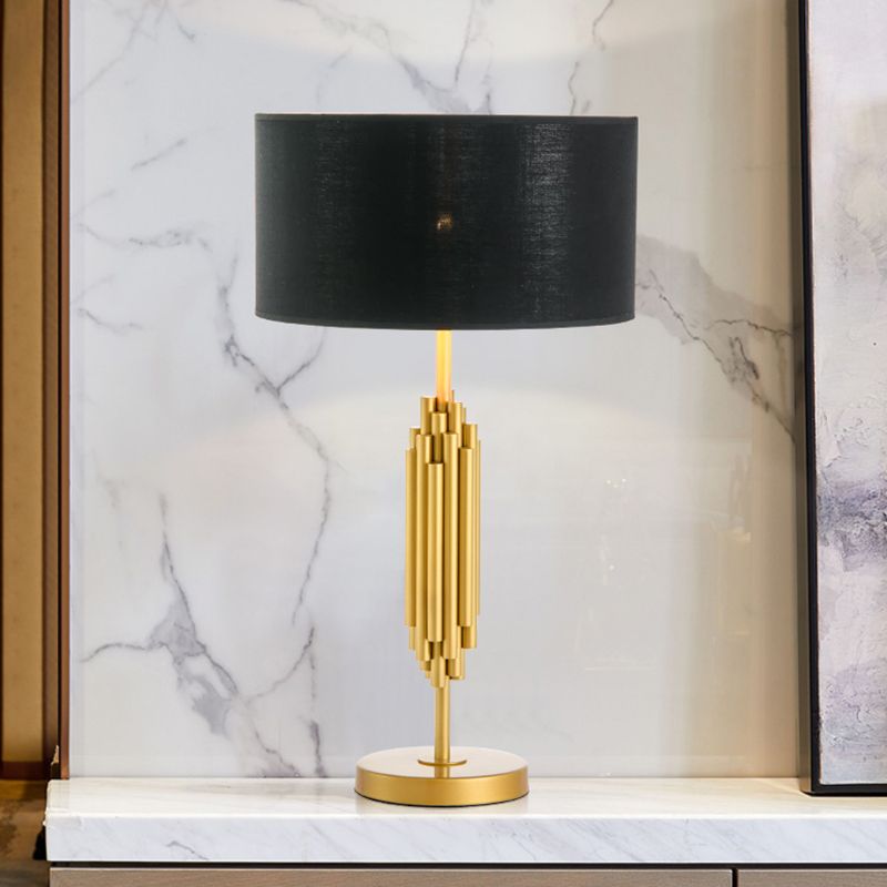 Lampada da comodino moderna a 1 testa in tessuto con luce da scrivania ombreggiata, colore nero con base circolare in metallo dorato