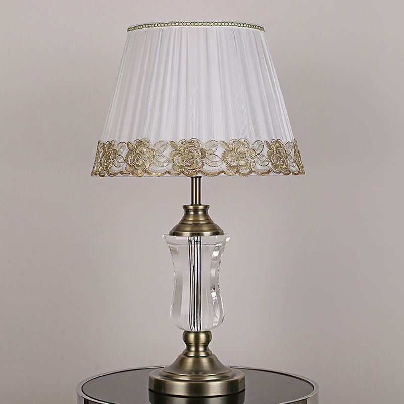 Barreau beige Lumière de nuit moderne 1 lampe de table en tissu léger avec support de lampe en cristal d'urne
