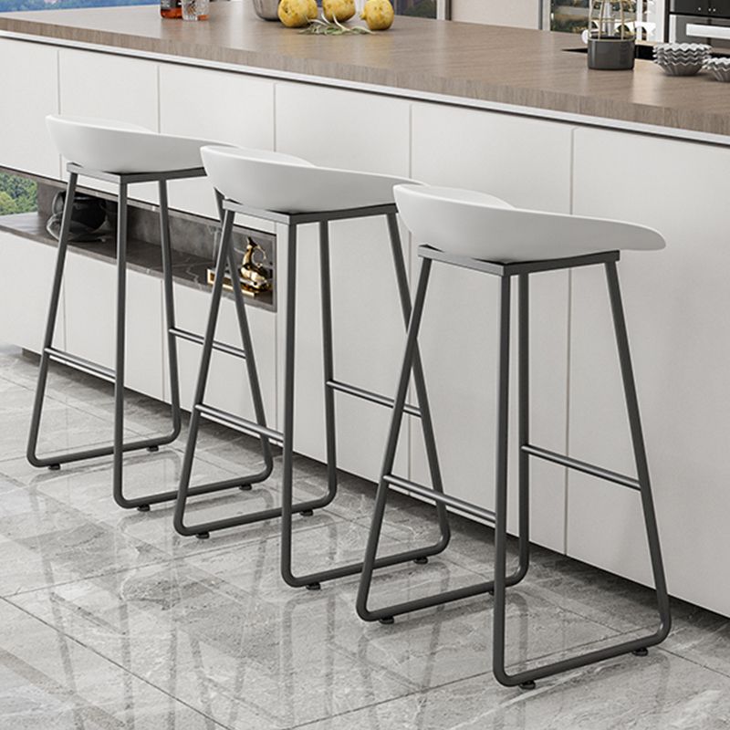 Moderner Thekenhocker ohne Armlehnen, Eisen-Haushalts-Barhocker mit Kunststoffsitz und Pedal