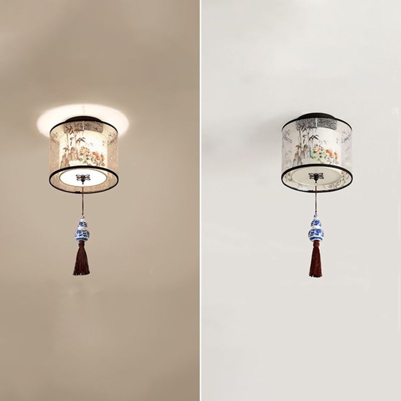 Lampada tradizionale con soffitta tradizionale del soffitto di tessuto geometrico.