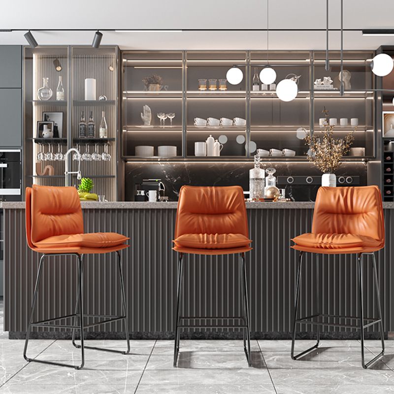 Moderne Rückenlehne Armless Counterhocker Steel Café Barhocker mit Lederkissen