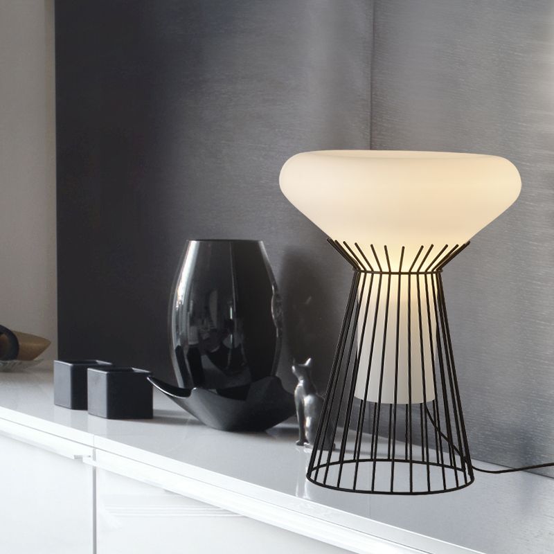 Illuminazione da comodino con gabbia a clessidra nera Lampada da scrivania moderna in ferro a 1 luce per comodino