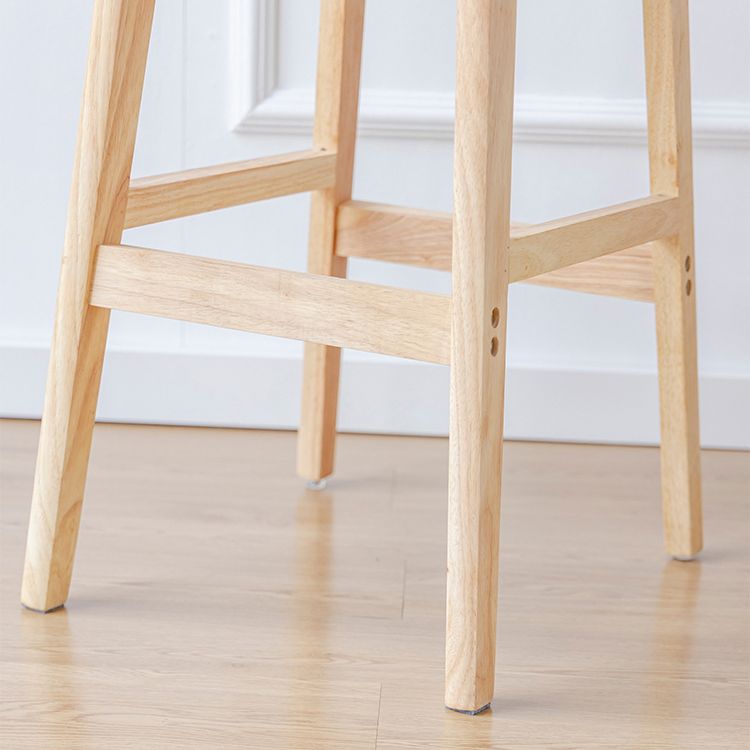 Moderner Barhocker aus Holz ohne Armlehnen mit Rückenlehne und Kissen für die Küche