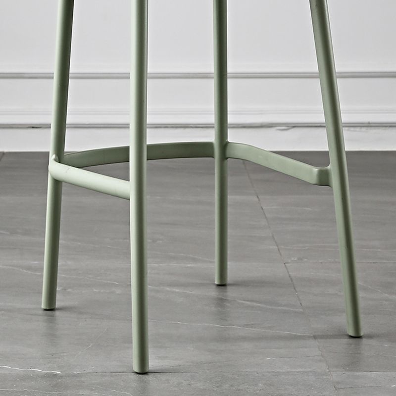 Barhocker im skandinavischen Stil, Einzelhocker aus Kunststoff mit Fußstütze für die Küchenbar