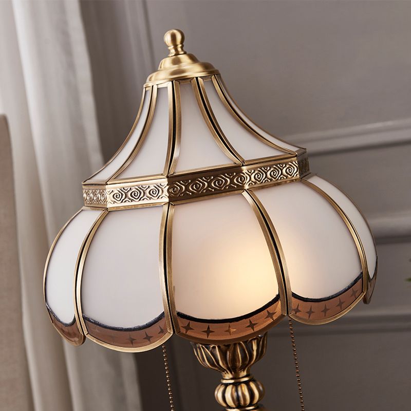 Lampada da banco notturna in ottone smerlato tradizionale vetro bianco a 2 bulbina leggera con interruttore a catena a trazione