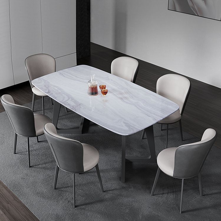 El lado contemporáneo del comedor preside la silla curvada de cuero mate de Parsons