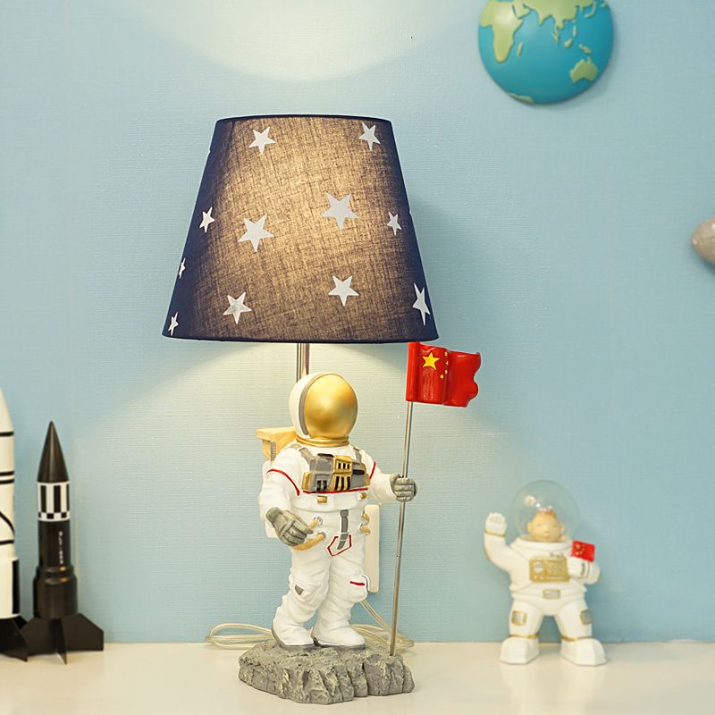 Lampada da lettura conica in tessuto a 1 luce da tavolo per camera da letto con decorazione astronauta in blu