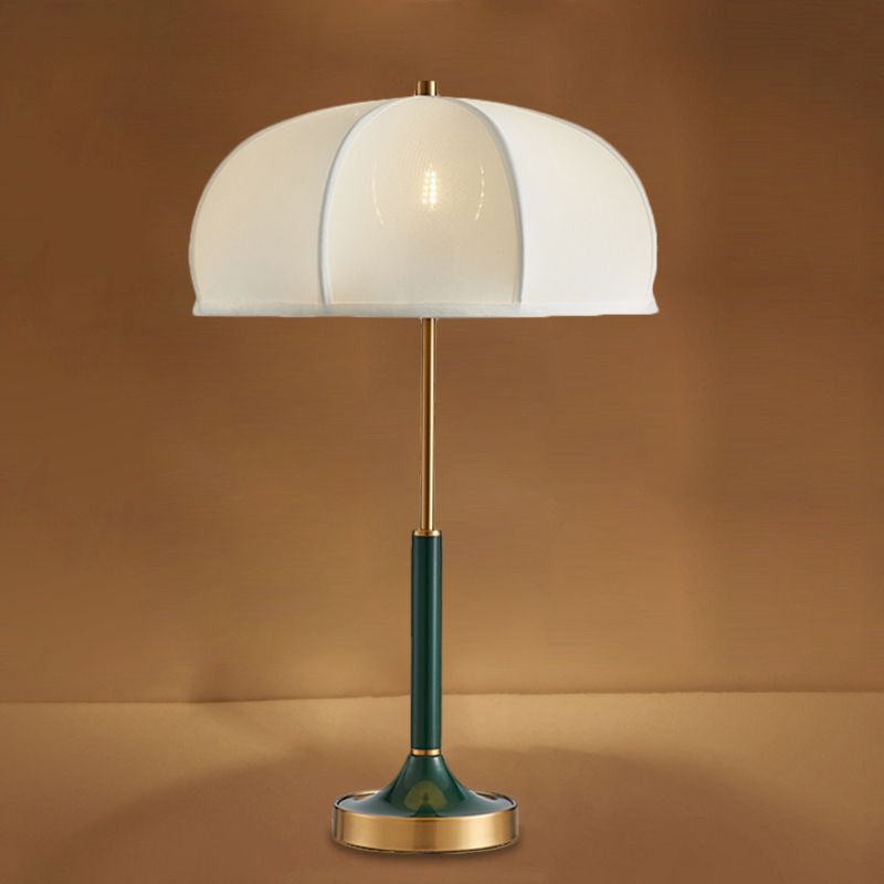 Lampada da scrivania a lampadina singola dorata Lampada da lettura notturna con ombrello in tessuto tradizionale per soggiorno