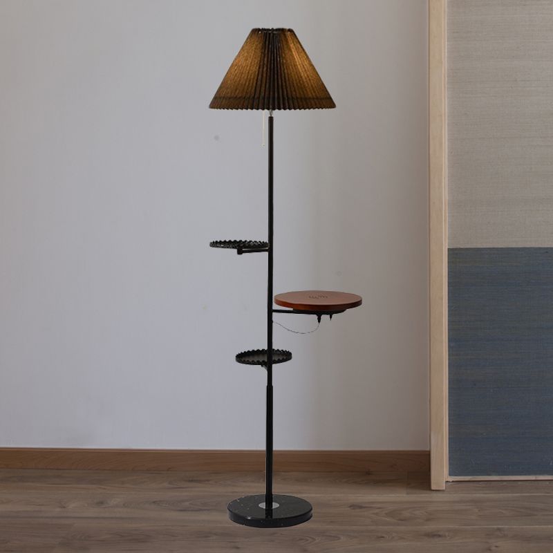 Lámpara de pie de cono tela moderna 1 sala de estudio de bombilla luz de lectura de piso con estantes de madera en negro