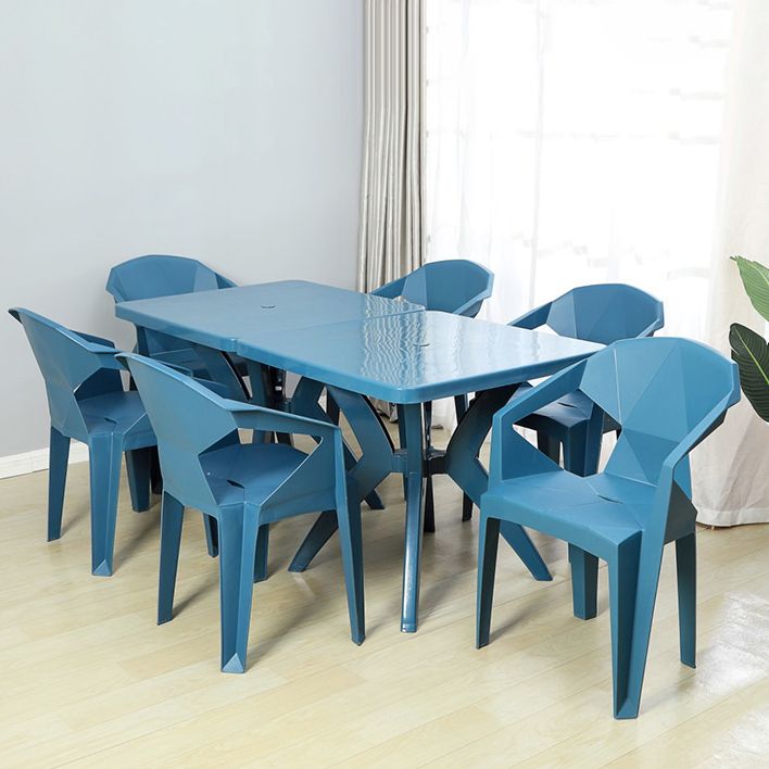 El brazo de cena al aire libre moderno preside el patio trasero lateral plástico que cena los sillones