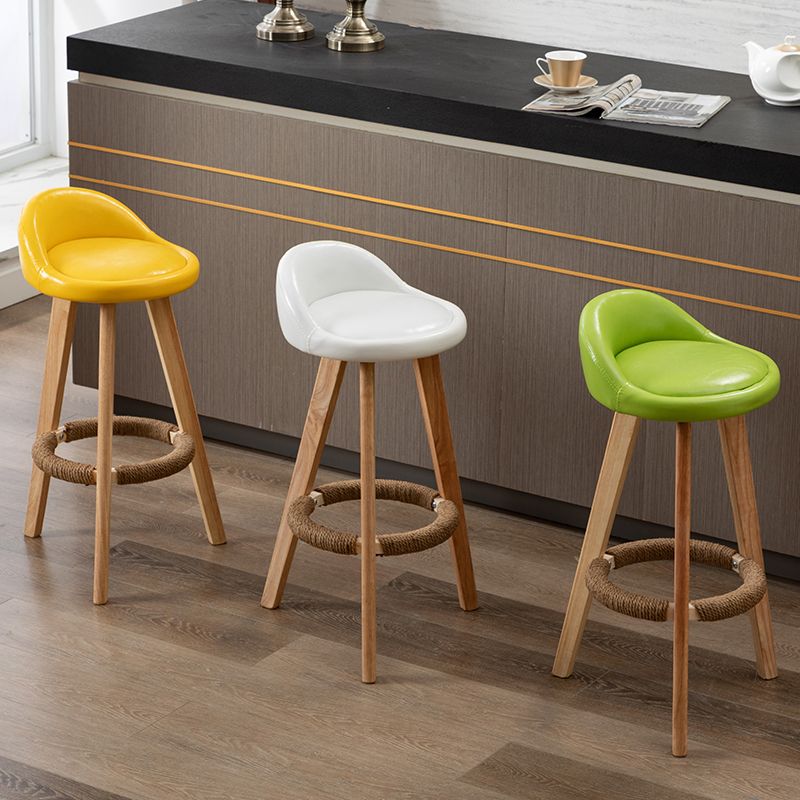 Barkruk in Scandinavische stijl, ronde zitting, houten poten voor keukenbar