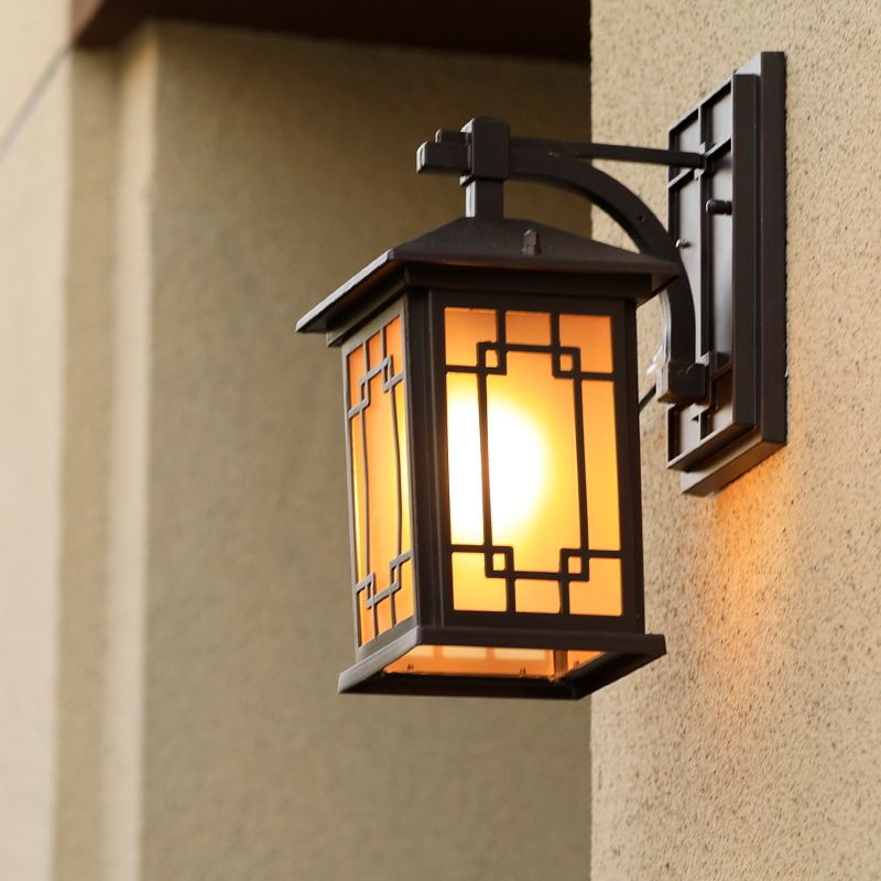 Quadermetallische Wandbeleuchtung Land 1 Lampe Außenwandlampe in Schwarz mit gelbem Glasschatten