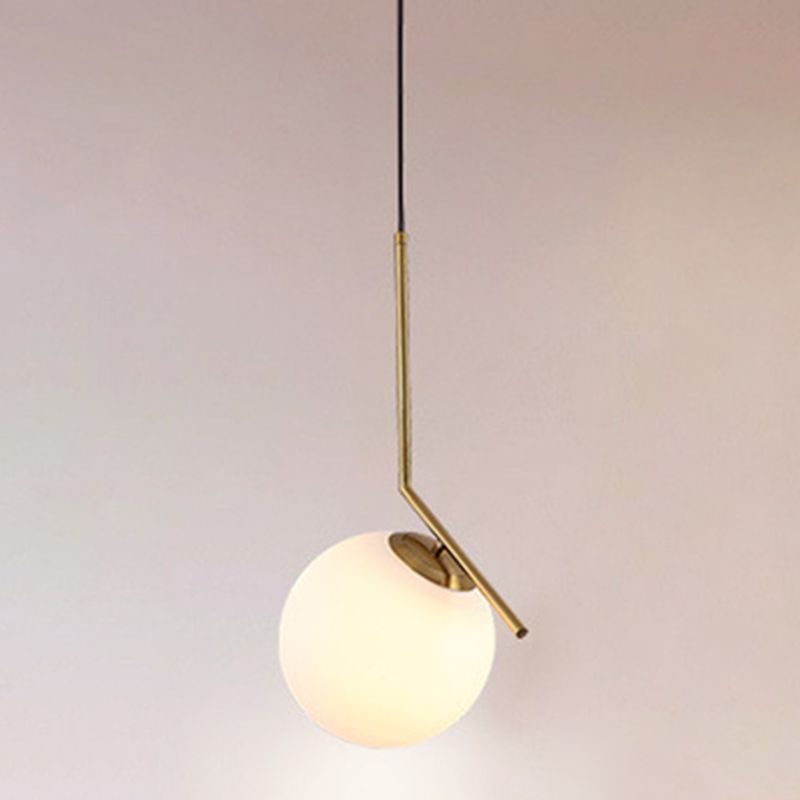 Gouden ijzerhanglicht met 7,8 "brede witte glazen bol schaduw moderne stijl enkele lampverlichtingsarmatuur