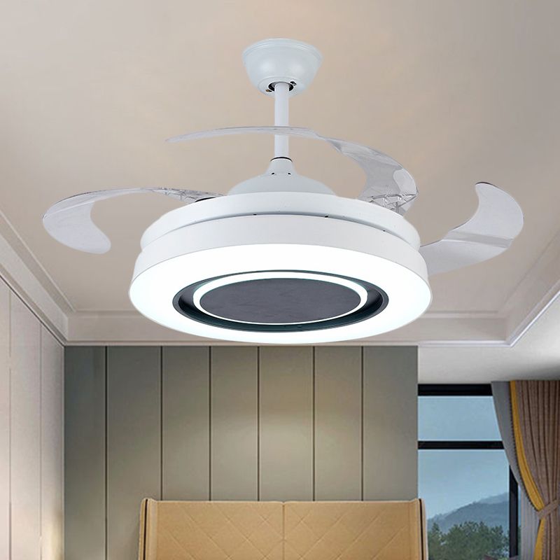 Weiße trommelförmige Anhängerlüfterlampe Minimalismus 42 "breites LED-Acryl in der Nähe des Deckenlichts mit 4 klaren Klingen