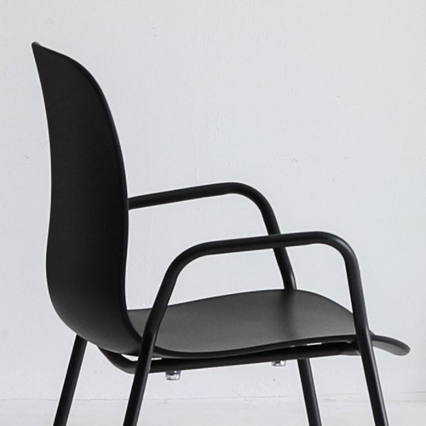 Silla plástica industrial del brazo de la sala de reuniones con parte posterior sólida del final mate que cena la silla