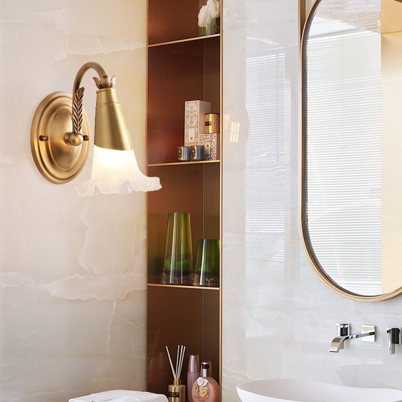 Lampe murale de fleurs de style traditionnel 1/2 Light Grosted Glass Murce en or pour la salle de bain