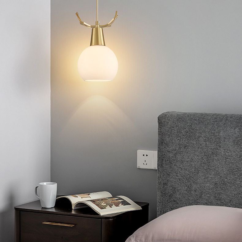 Messing gewei, lampje Noordse stijl metaalhangend licht met koepel melkglas tint