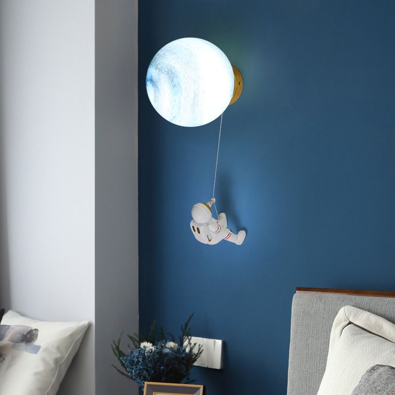 Lampada da parete astronauta e piante