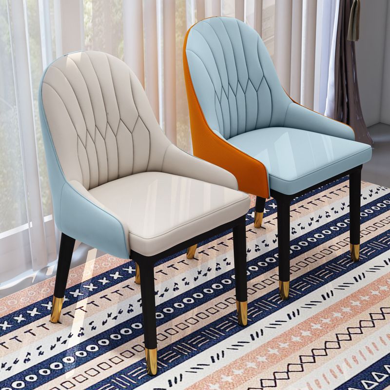 Glamstil Faux Lederstuhl Parsons Essstuhl für Zuhause mit schwarzen Beinen