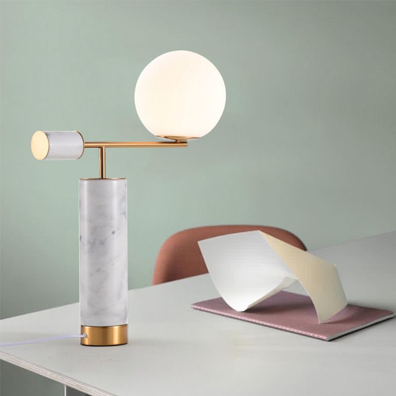 Schwarz/Weiß -Hebel -Tischständer leichte postmoderne 1 Glühbirnen -Marmor -Nachtlampe mit Kugelmilchglasschatten