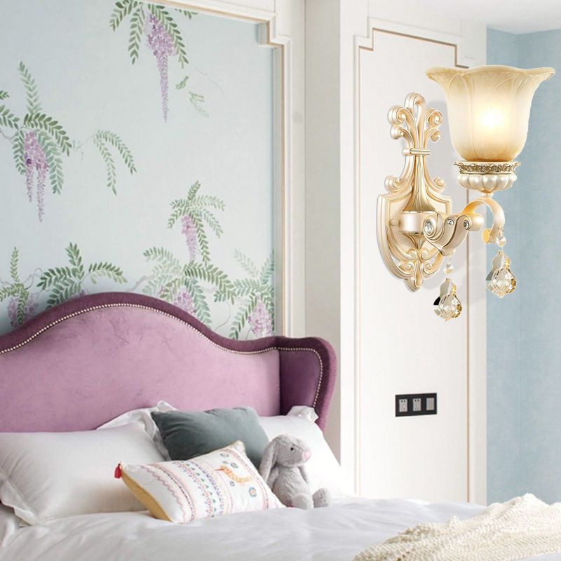 Lampe murale en verre beige floral à volants
