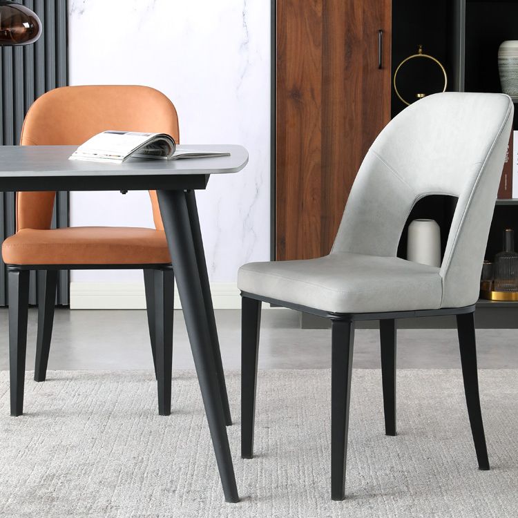 Silla de comedor contemporánea con acabado mate, respaldo abierto de cuero, silla lateral