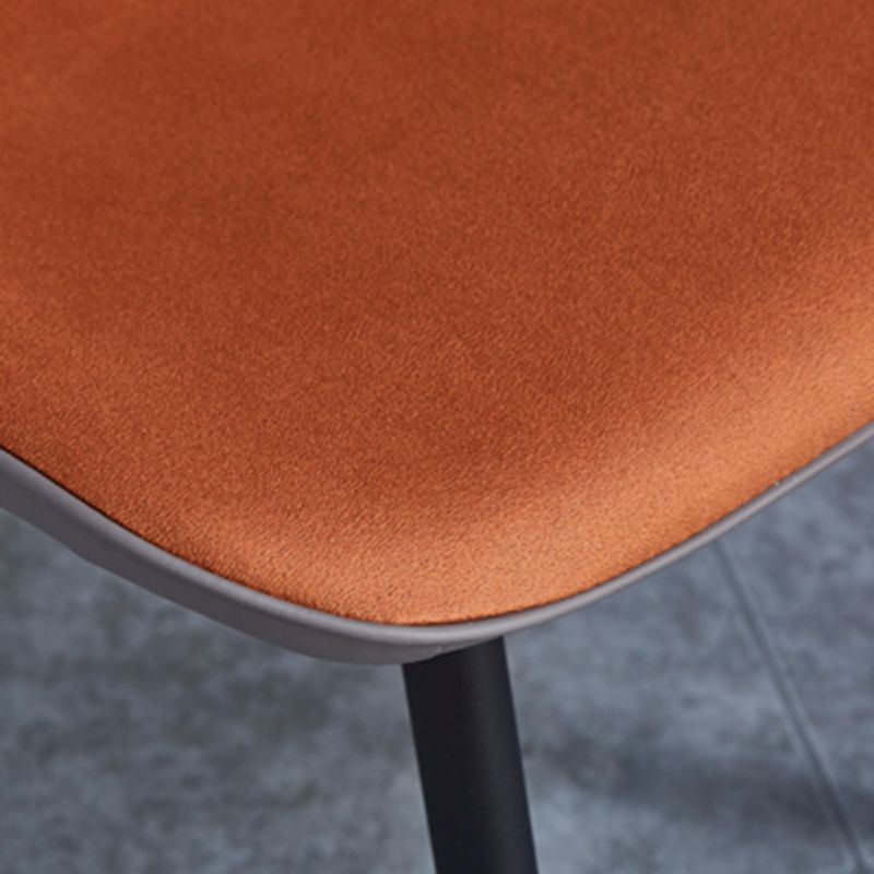 Chaise d'appoint scandinave pour la maison, chaise de salle à manger rembourrée en métal à dossier solide