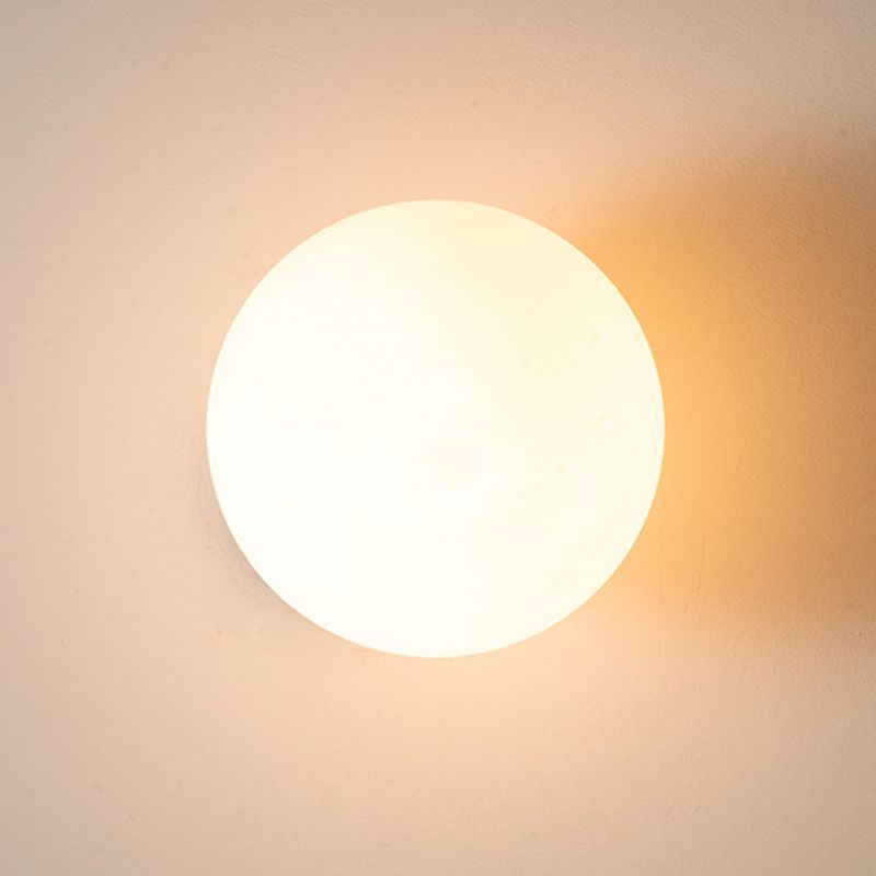 Moderne Goldmetall -Halbflush -Halterung hell weißer Globus Glasdecke Flush Mount für Schlafzimmer