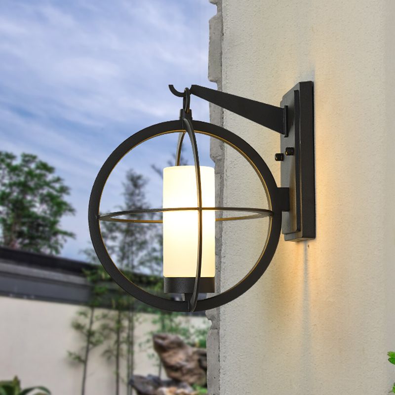 Zylindrische undurchsichtige Glaswandlampe Antike 1 Glühbirne Hofwandbeleuchtung mit kugelförmigen Rahmen in Schwarz