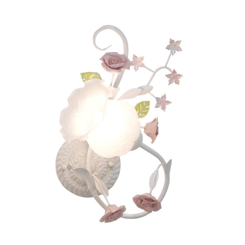 Lámpara de montaje de pared floral de tradicionalismo 1 cabezal aplastador de pared de vidrio blanco para dormitorio, izquierda/derecha